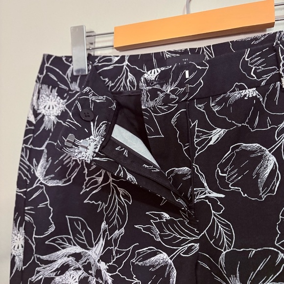 White House Black Market - Black & White Floral Flare Crop Cotton Pants - Picture 4 of 12